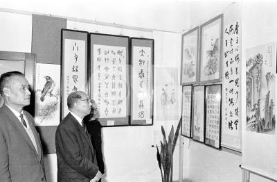 行政院長嚴家淦參觀司法行政部調查局科學鑑定資料及監犯手工藝品展覽| 政治 | 中央社影像空間