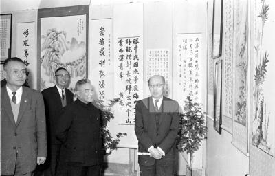 行政院長嚴家淦參觀司法行政部調查局科學鑑定資料及監犯手工藝品展覽| 政治 | 中央社影像空間