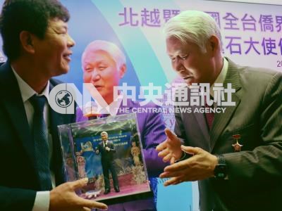 台商送人像公仔給石瑞琦| 政治 | 中央社影像空間