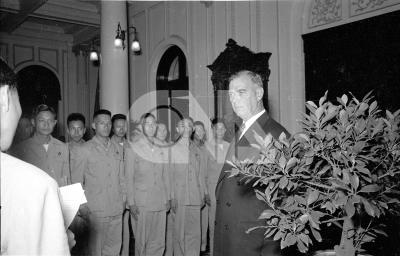 反共義士向美國總統特使符立德將軍獻旗及寶刀致敬| 政治 | 中央社影像空間